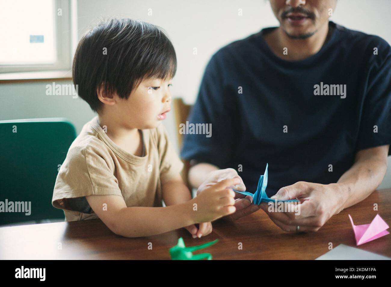 Enfant japonais jouant avec son père à la maison Banque D'Images