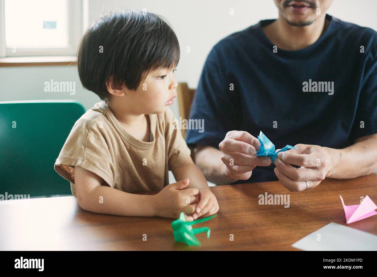 Enfant japonais jouant avec son père à la maison Banque D'Images