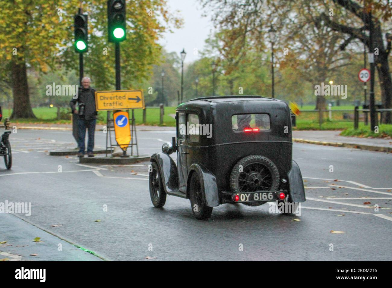 Londres, Royaume-Uni. 06th novembre 2022. Une voiture de vétéran noire 1934 d'Austin, très recouverte, passe devant Clapham Common. Plus de 350 véhicules anciens combattants ont participé à la course annuelle de voiture de Londres à Brighton Veteran du RM Sotheby. Le trajet de 60 kilomètres jusqu'à la côte du Sussex a commencé à 6am heures à Hyde Park à Londres. Crédit : SOPA Images Limited/Alamy Live News Banque D'Images