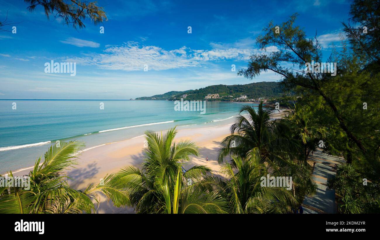 Patong Beach, Phuket Thaïlande, Île tropicale, vue aérienne, palmiers, plage de sable blanc, bleu turquoise Banque D'Images