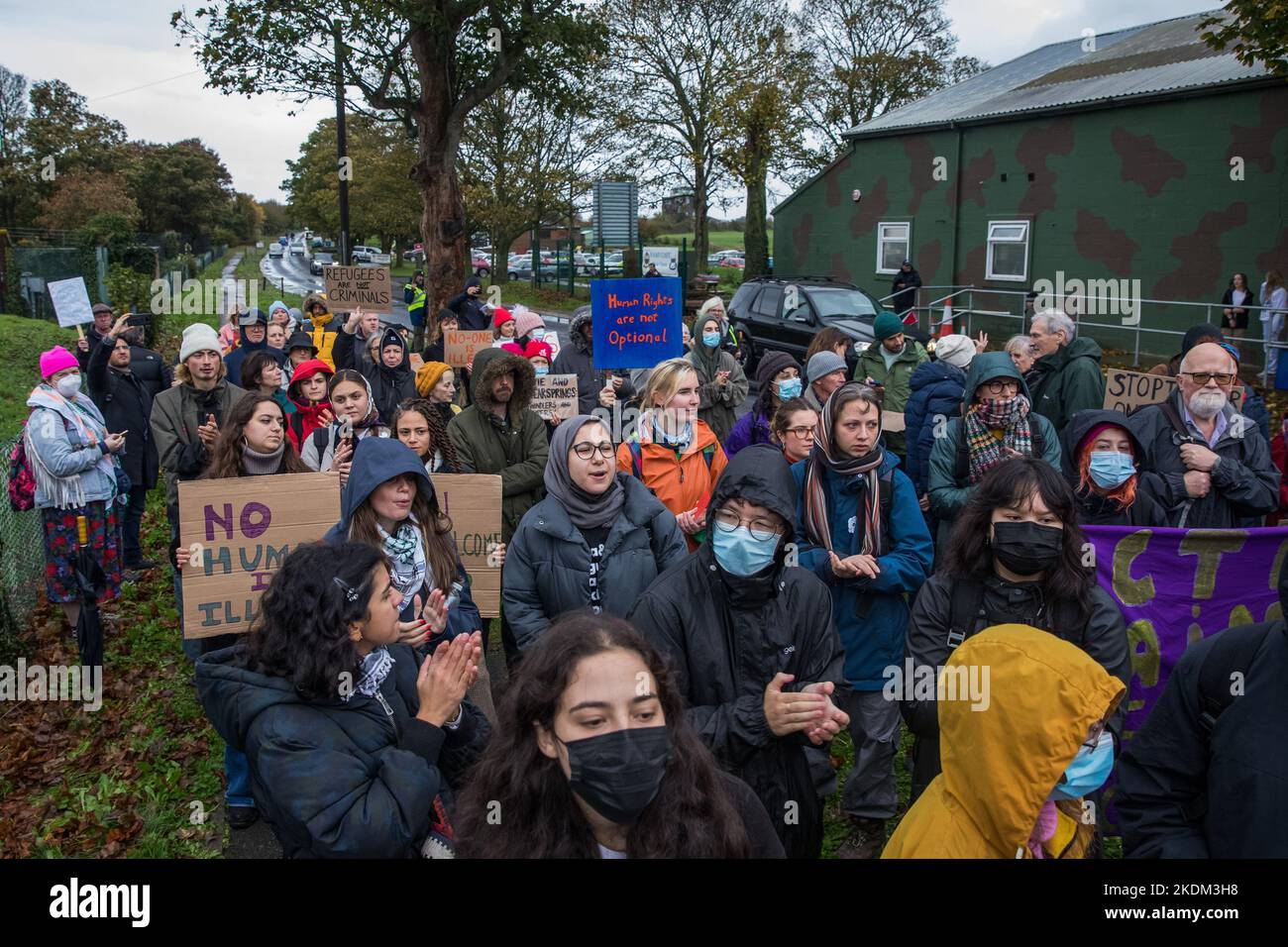 Manston, Royaume-Uni. 6th novembre 2022. Des militants de groupes opposés à la détention, à la déportation et au projet du gouvernement d'envoyer des demandeurs d'asile au Rwanda protestent devant le centre d'asile de Manston pour appeler à la fermeture du centre de traitement. L'action caritative de détention, une femme placée par le gouvernement à Manston et le syndicat PCS qui représente de nombreux employés du Home Office, intente une action en justice contre le Home Secretary concernant des conditions « horribles, inhumaines et dangereuses » au centre d'asile de Manston pour les personnes arrivant au Royaume-Uni par un petit bateau. Crédit : Mark Kerrison/Alamy Live News Banque D'Images