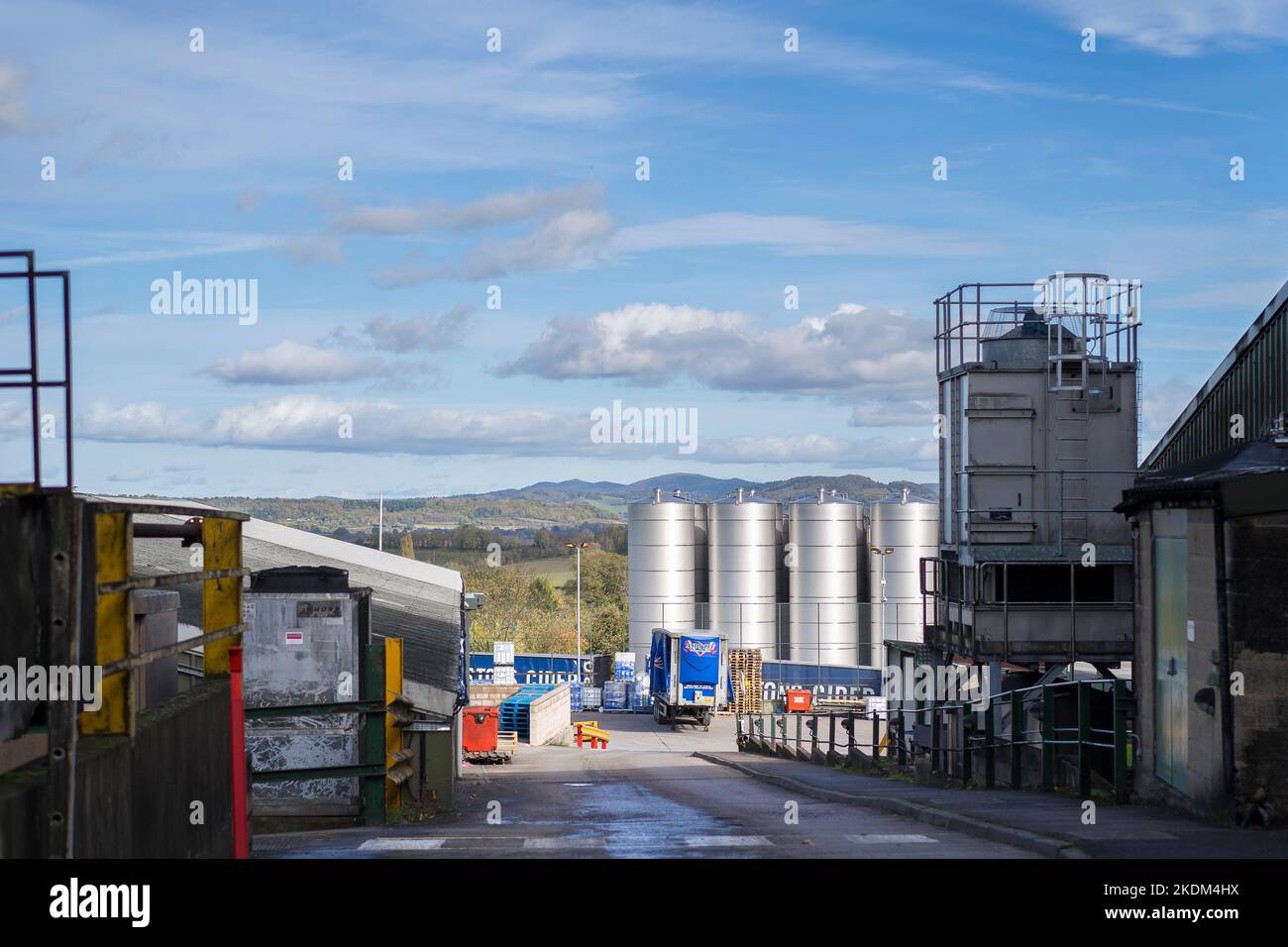 Le centre de distribution de Weston Cider, Rest Marcle, Herefordshire, Royaume-Uni, en regardant les collines de Malvern. Banque D'Images