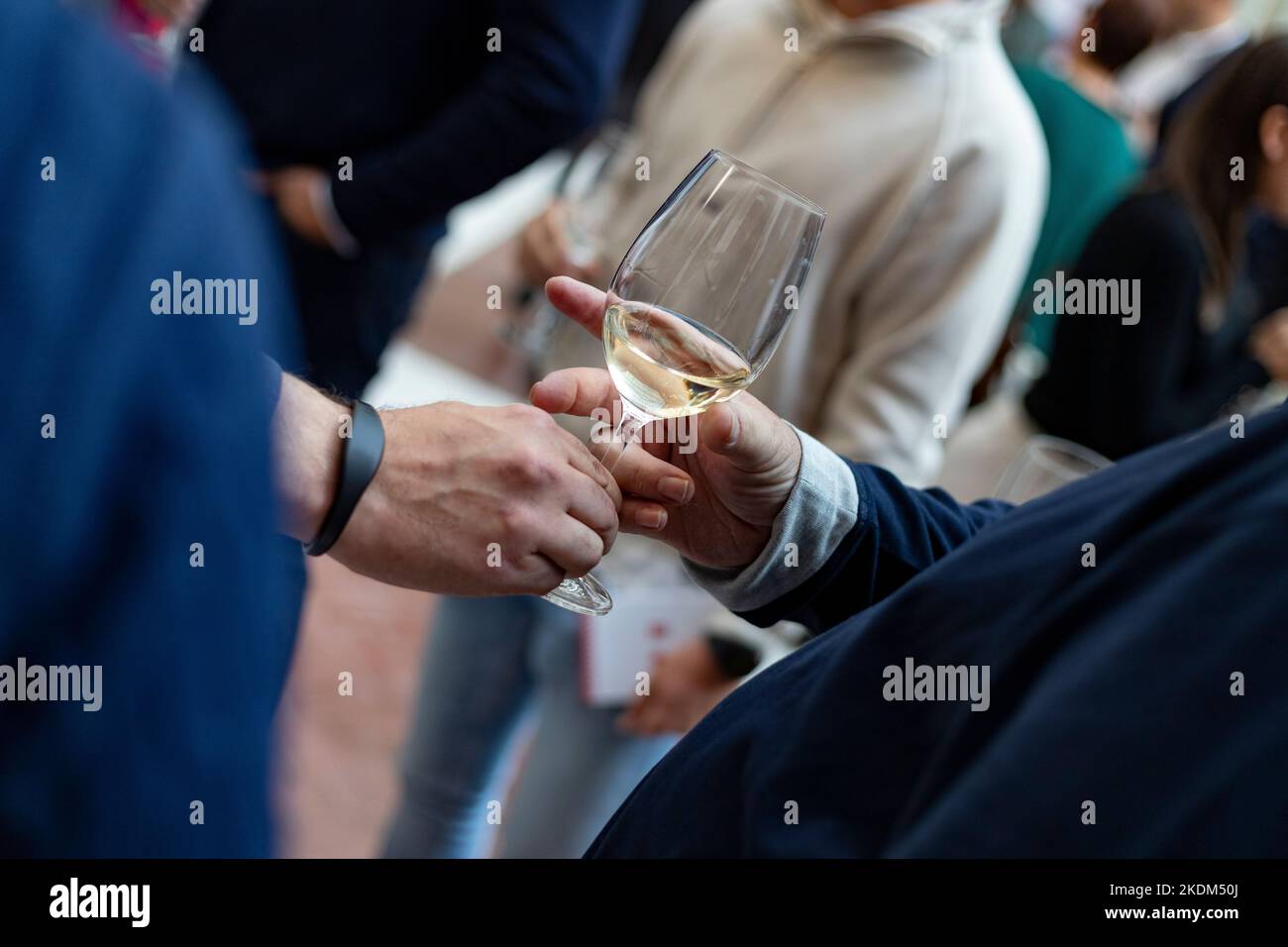 Vin. Verre de vin. Mains servant des bouteilles de vin dans des verres transparents pour les invités. Toast. Fête. Photographie. Banque D'Images