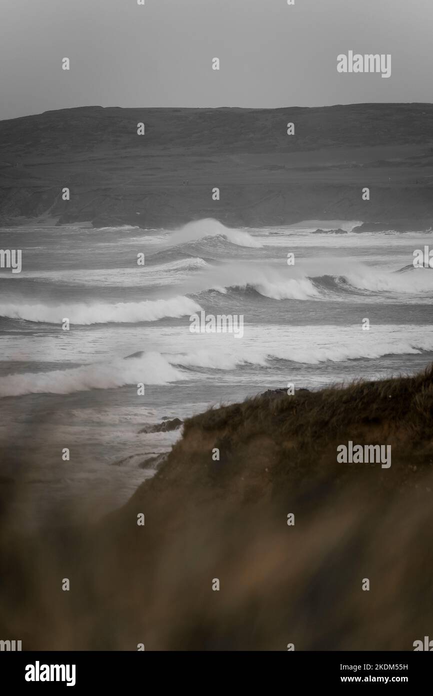 Grandes vagues, tonneaux, schimers, fouets d'eau pulvérisée. Cornwall automne 2022 Banque D'Images