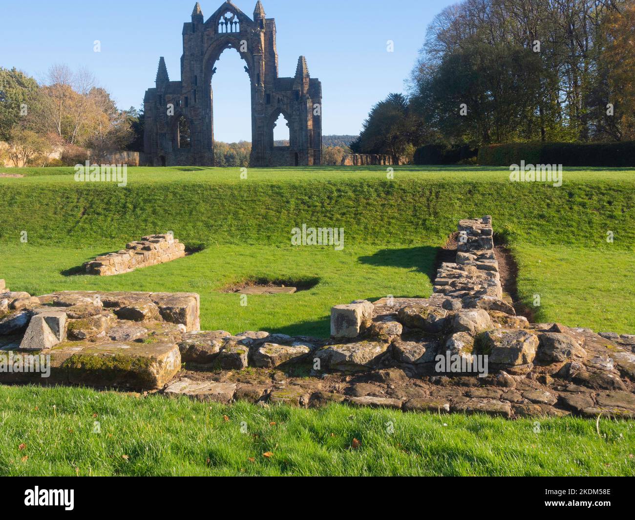 Les ruines de l'extrémité est d'un 14e siècle prieuré Augustin fondée par la famille Bruce, puis rois d'Écosse. Banque D'Images