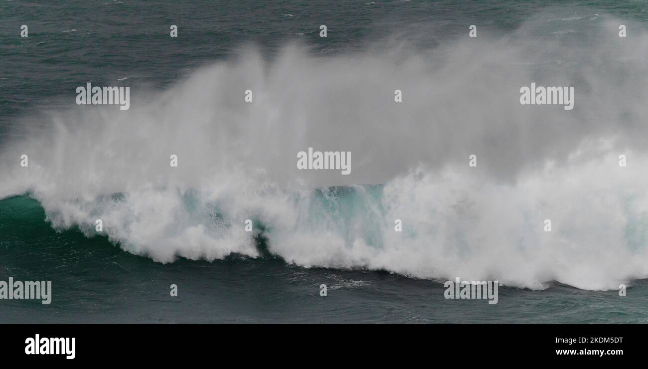 Grandes vagues, tonneaux, schimers, fouets d'eau pulvérisée. Cornwall automne 2022 Banque D'Images