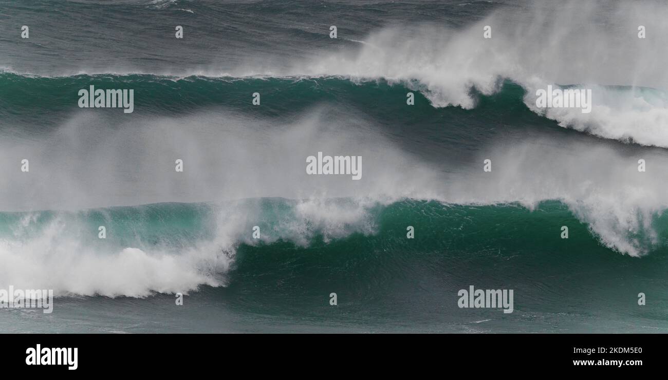 Grandes vagues, tonneaux, schimers, fouets d'eau pulvérisée. Cornwall automne 2022 Banque D'Images