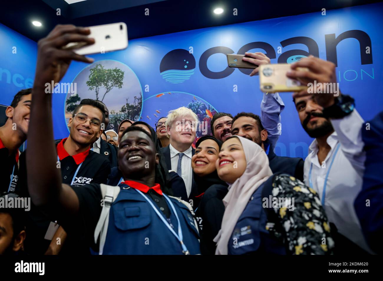 Boris Johnson, ancien Premier ministre du Royaume-Uni, pose des photos de selfie avec des volontaires au Pavillon des océans le deuxième jour de la Conférence des Nations Unies sur les changements climatiques de COP27, tenue par la CCNUCC au Centre international de convention de Charm El-Cheikh. COP27, allant de 6 novembre à 18 novembre à Charm el-Cheikh se concentre sur la mise en œuvre des mesures déjà convenues au cours des CdP précédentes. La Conférence de Charm el-Cheikh se concentre également sur les communautés les plus vulnérables, car la crise climatique durcit les conditions de vie des personnes déjà les plus défavorisées. Banque D'Images