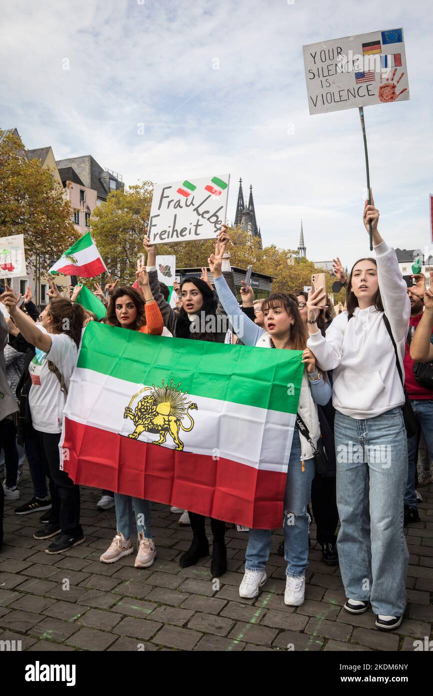 Manifestation et rassemblement en solidarité avec les femmes protestataires en Iran, slogan de protestation «femme. La vie. Freedom.', Cologne, Allemagne, 29.10.2022. Rallye sur H Banque D'Images