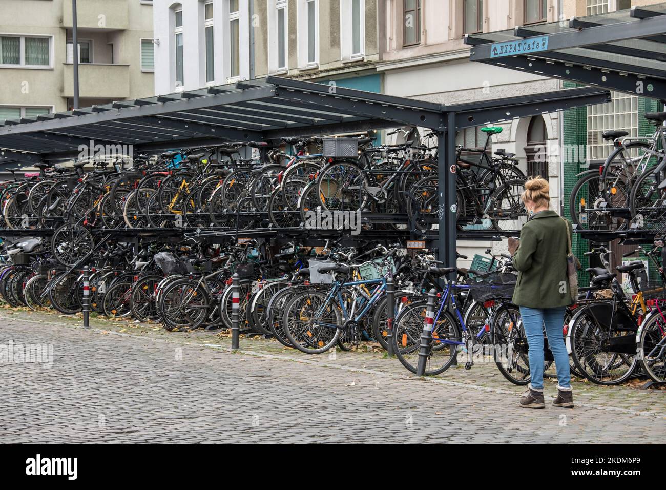 Parking à vélo sur deux étages en face de la gare de Koeln-Sued, rue Luxemburg, parking à vélo, Cologne, Allemagne. Dopelstoeckige Fa Banque D'Images