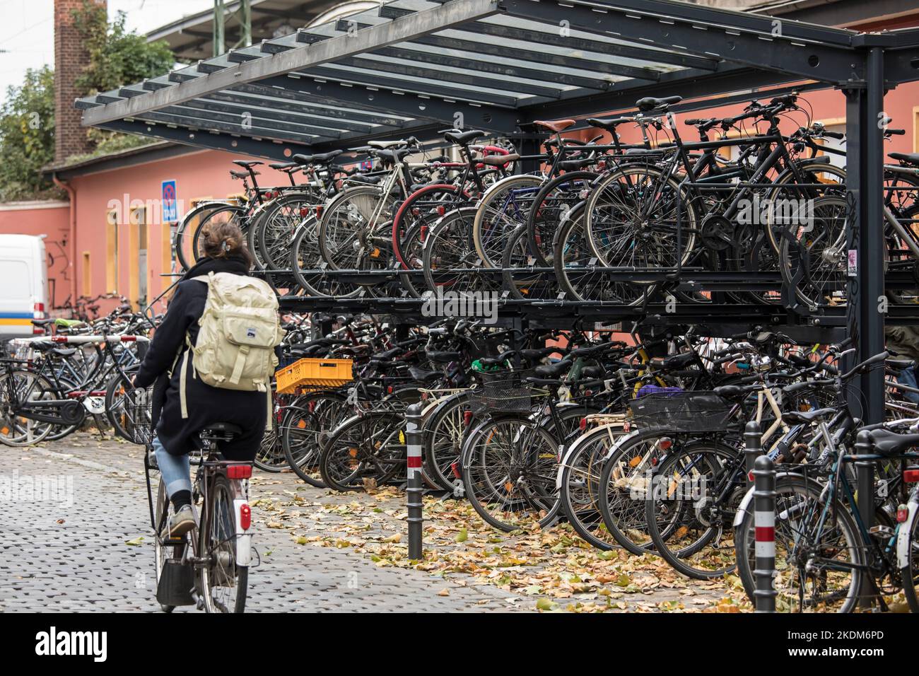 Parking à vélo sur deux étages en face de la gare de Koeln-Sued, rue Luxemburg, parking à vélo, Cologne, Allemagne. Dopelstoeckige Fa Banque D'Images