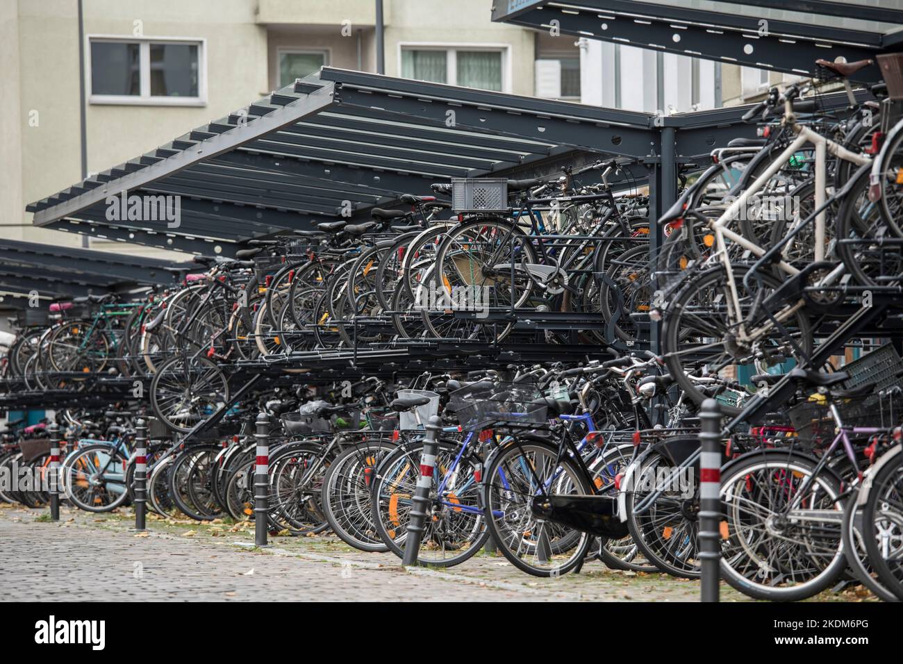 Parking à vélo sur deux étages en face de la gare de Koeln-Sued, rue Luxemburg, parking à vélo, Cologne, Allemagne. Dopelstoeckige Fa Banque D'Images