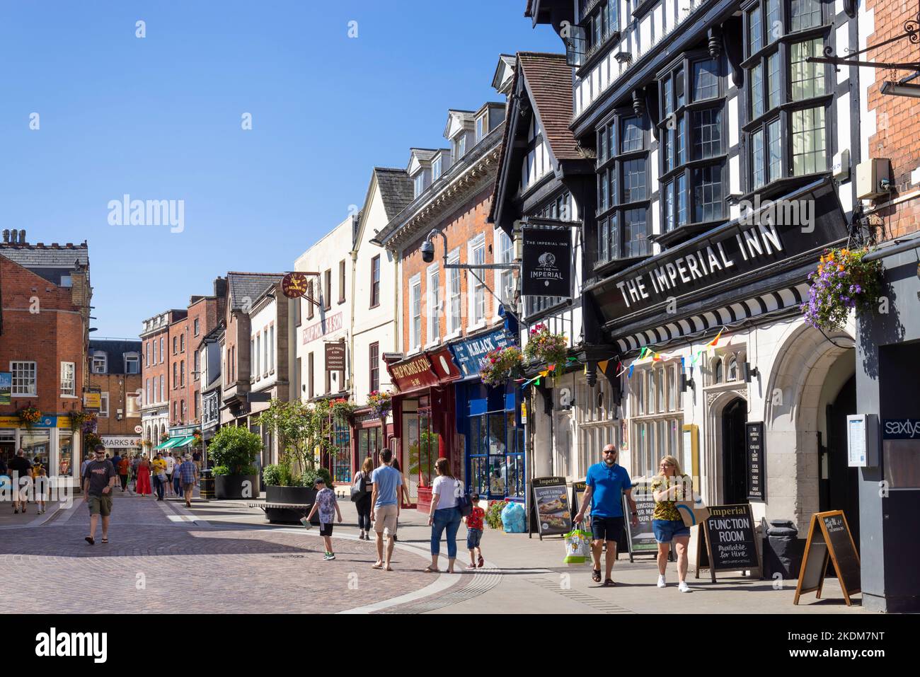 Hereford UK Independent Shops et le tudor à mi-temps l'Imperial Inn un pub sur Widemarsh Street Hereford Herefordshire Angleterre GB Europe Banque D'Images