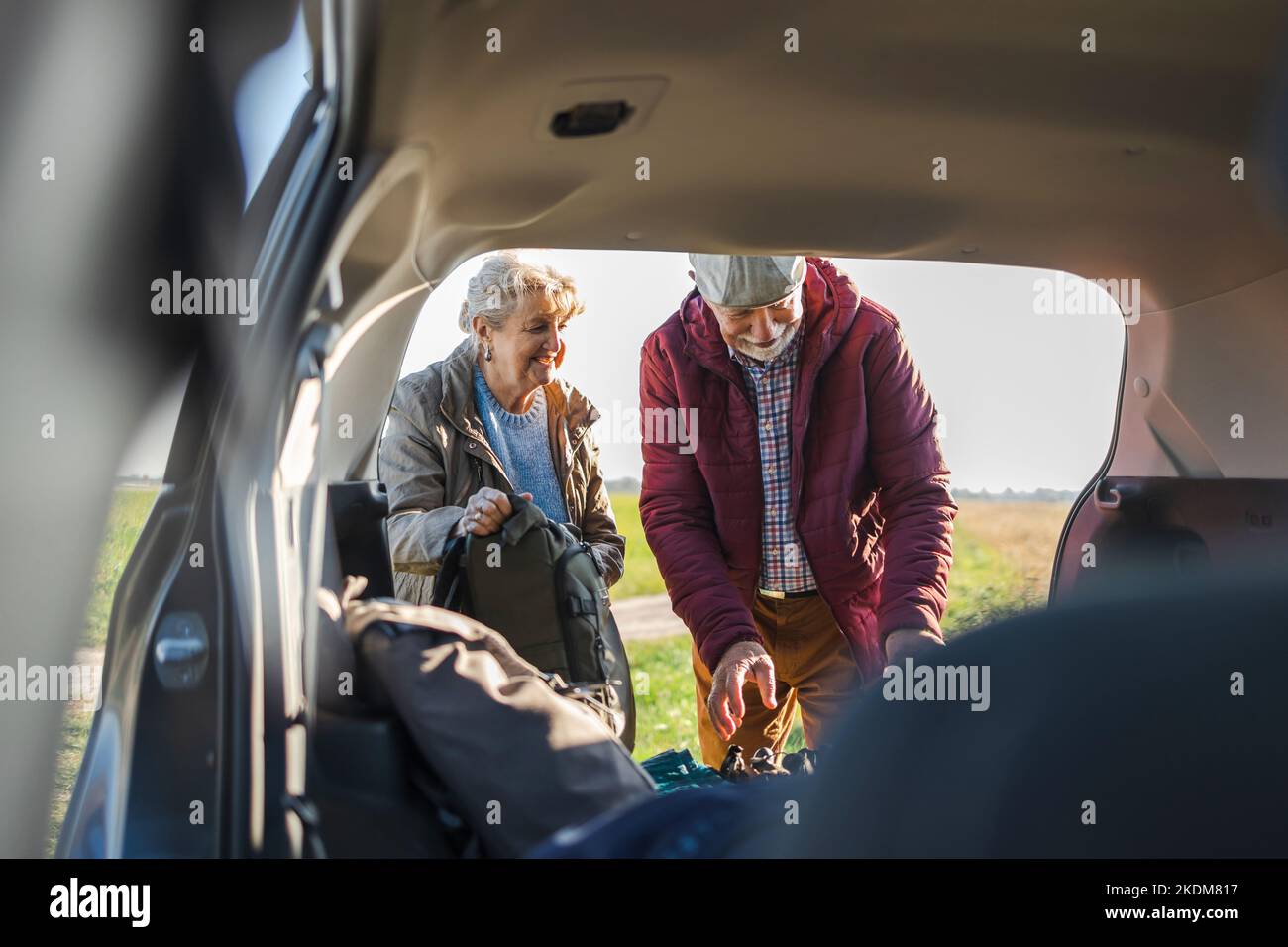 Un couple senior a empaquonné une voiture Banque D'Images