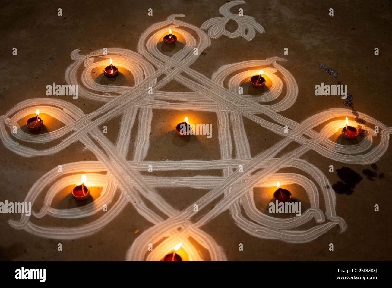 On croit que faire des rangoli à l'entrée de la maison accueille l'énergie positive et les puisses de l'énergie négative. Banque D'Images