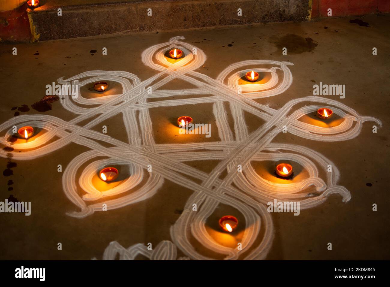 On croit que faire des rangoli à l'entrée de la maison accueille l'énergie positive et les puisses de l'énergie négative. Banque D'Images