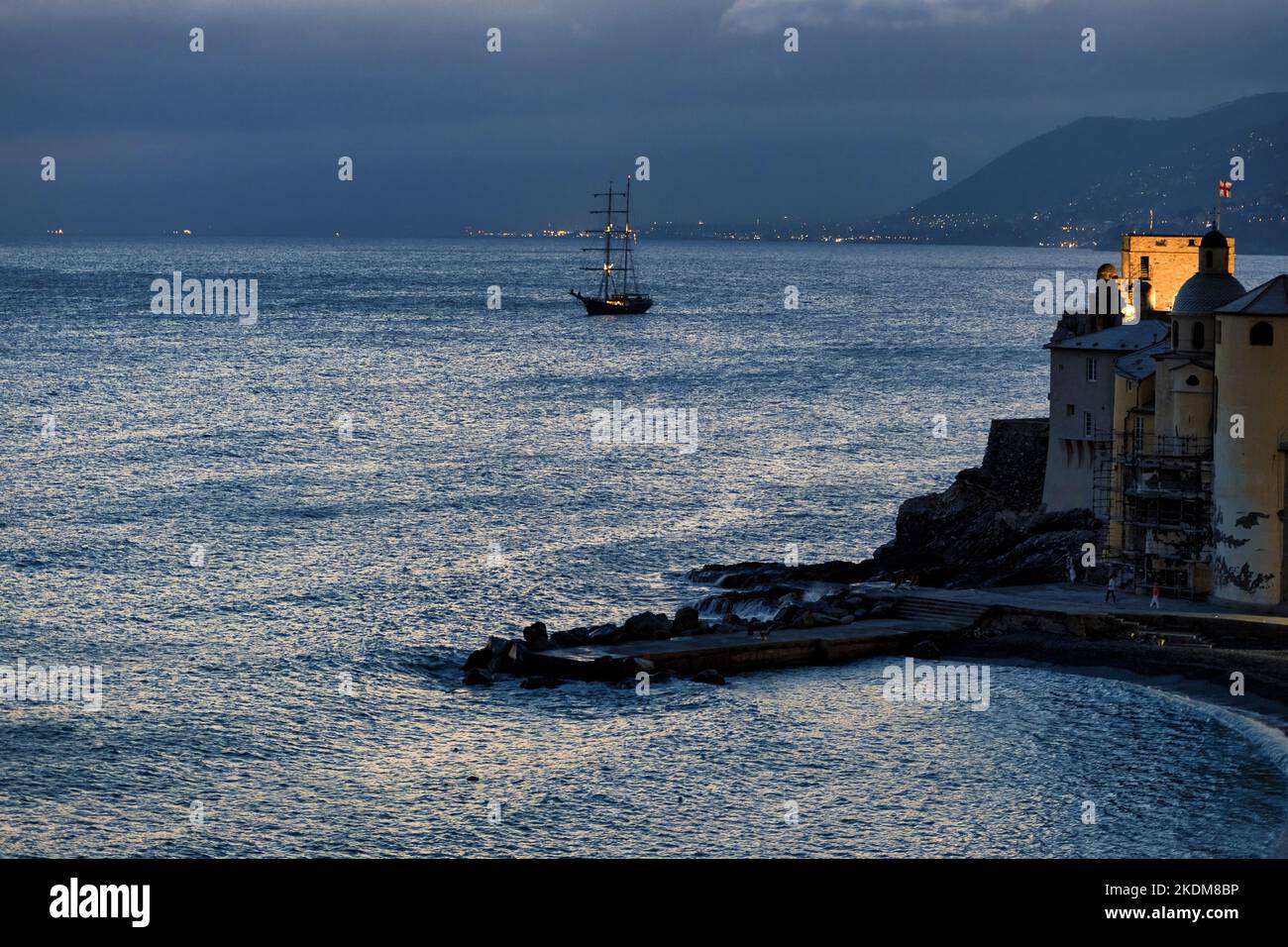 Cach de Camogli avec bateau sur le fond la nuit Banque D'Images