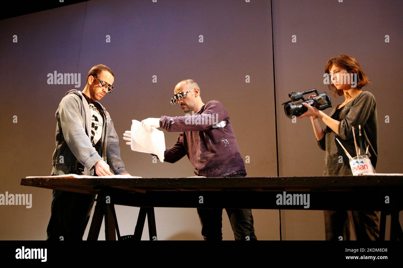 l-r: Jonjo O'Neill (Dinos Chapman), Stephen Noonan (Jake Chapman), Sophie Hunter (Helena) à FAUSTUS par Christopher Marlowe au Hampstead Theatre, Londres NW3 24/10/2006 en association avec Headlong Theatre & Royal & Derngate Northampton adapté par Rupert Goold & Ben Power design: Laura Hopkins Lighting: Rick Fisher directeur: Rupert Goold Banque D'Images