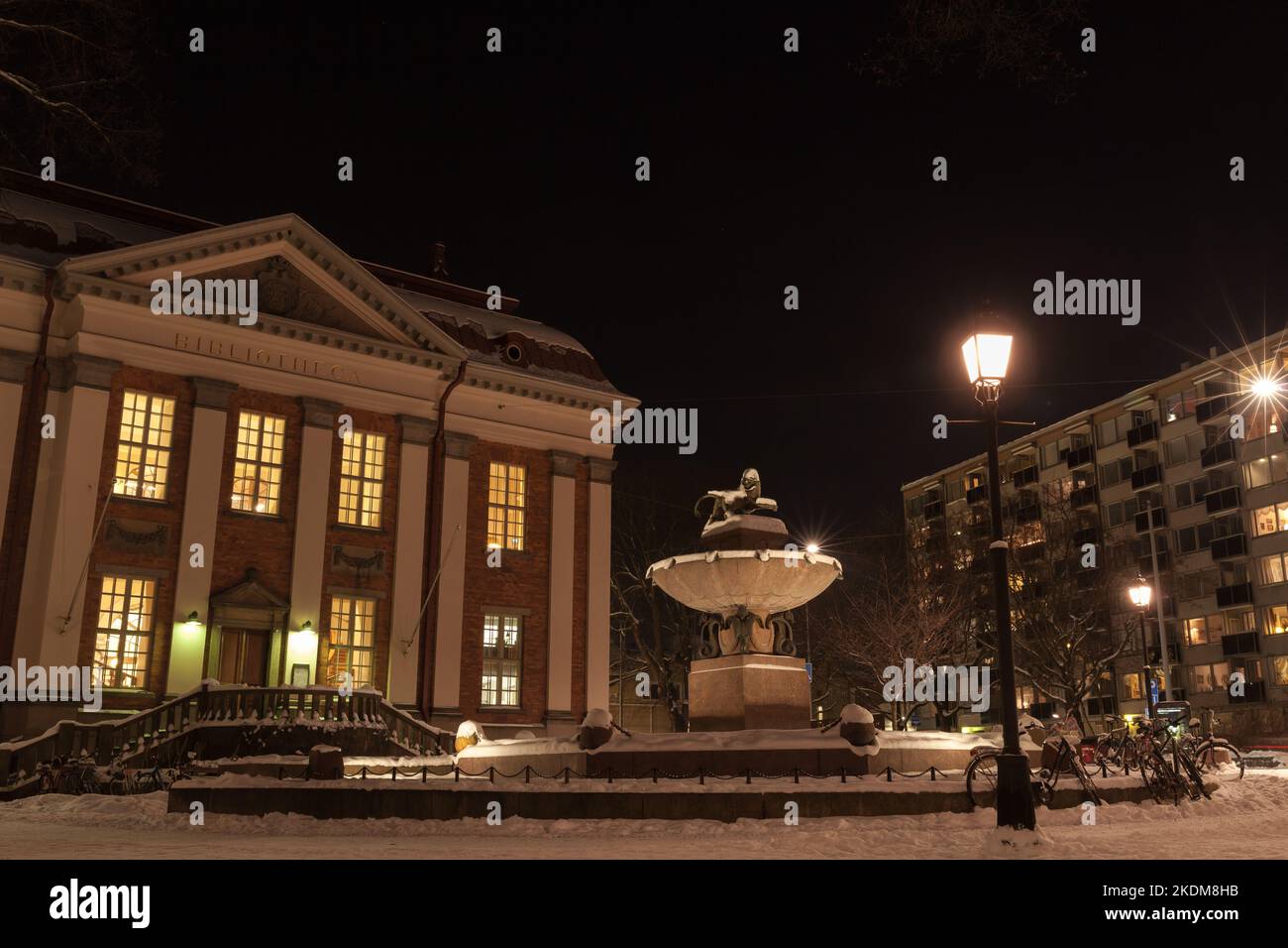 Turku, Finlande - 21 janvier 2016 : façade illuminée de la bibliothèque principale de Turku. Paysage urbain nocturne en hiver Banque D'Images
