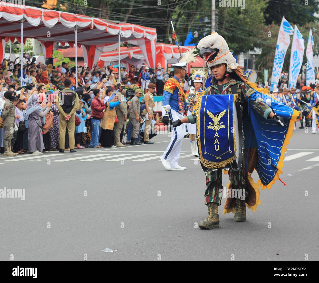 Magelang, Indonésie - 6 novembre 2022 : Kirab Budaya Magelang. Bande de marche de l'Armée de l'Air indonésienne. Bande de Marching TNI au, TNI Angkatan Udar Banque D'Images