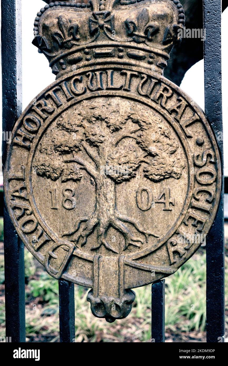 PANNEAU d'entrée WISLEY RHS insigne en métal de la Royal Horticultural Society (RHS) plaque en métal en date de 1804 emblème sur les portes d'entrée Wisley Surrey Royaume-Uni Banque D'Images