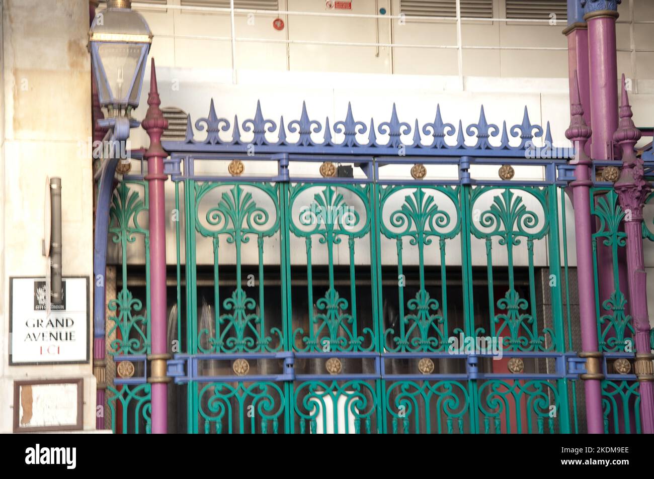 Gates, Grand Avenue, Smithfield Meat Market, Clerkenwell, Londres - entrée principale du plus important marché de la viande en gros de Londres, datant de 12 Banque D'Images