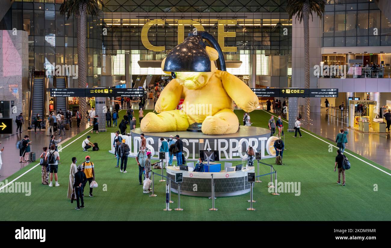 DOHA, QATAR - 10 octobre 2022 : l'aéroport international de Hamad se prépare à accueillir les fans de la fifa. Banque D'Images