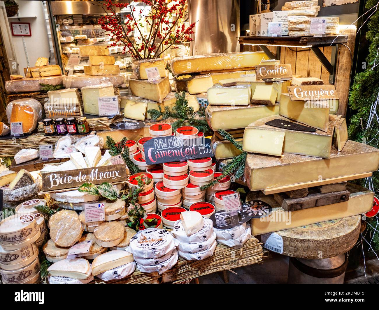 Marché du fromage AFFICHAGE de la stalle DU MARCHÉ DE QUARTIER fromages traditionnels français, GRUYERE COMTE BEAUFORT BRIE DE MEAUX CAMEMBERT saison de Noël stall FRANCE exposition de produits Borough Market Southwark Londres UK Banque D'Images