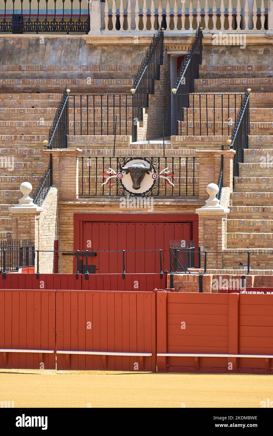 Séville, Espagne - 06 06 2014: Intérieur d'une arène de corrida montrant une tête de taureaux Banque D'Images