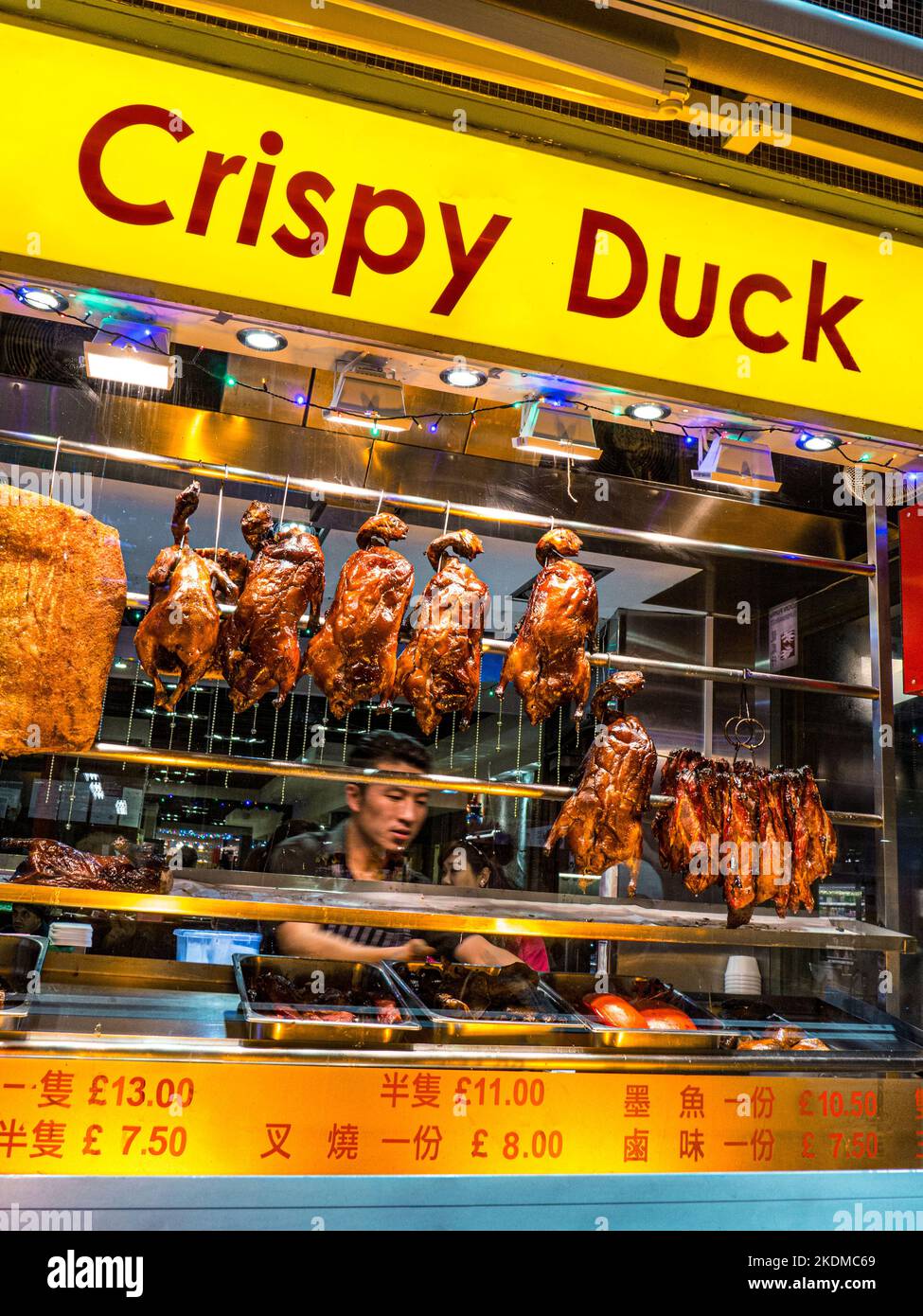 CROUSTILLANT CANARD CHINATOWN LONDRES vitrine de spécialité cuit croustillant canard séchage à l'air et chef organisant ses expositions de cuisine chinoise la nuit, dans le restaurant Chinatown de Soho Londres Royaume-Uni Banque D'Images