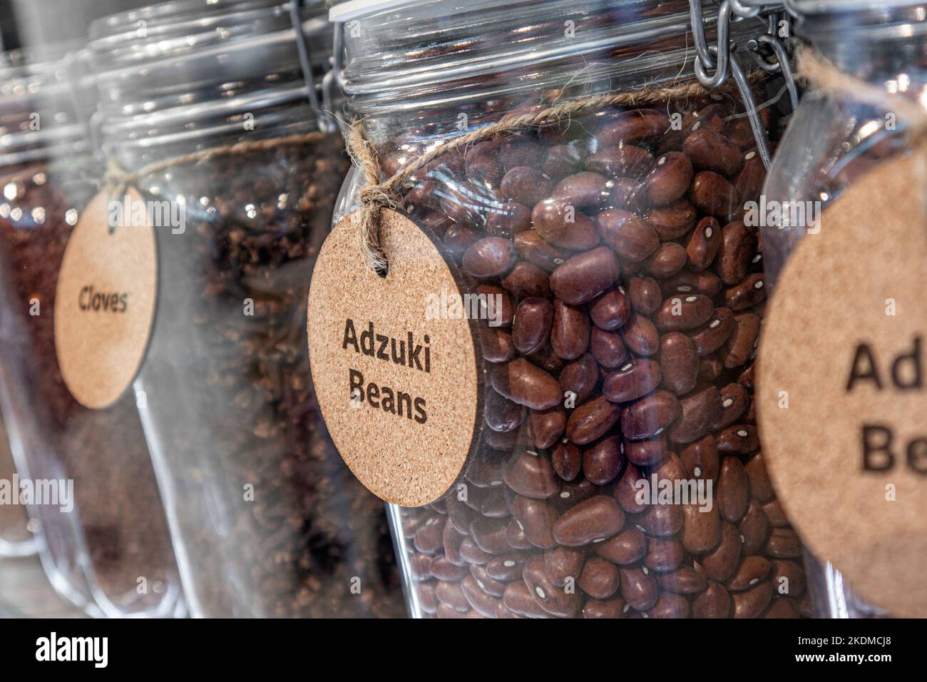 PRÉSENTOIR de bocal de magasin d'aliments SANTÉ DE HARICOTS ADZUKI. Vigna angularis, haricot adzuki, haricot azuki, haricot aduki, haricot rouge, Haricot mung rouge, cultivé dans toute l'Asie. Banque D'Images
