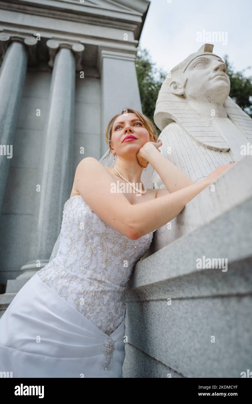 Mariée avec attitude debout devant un bâtiment de granit Banque D'Images