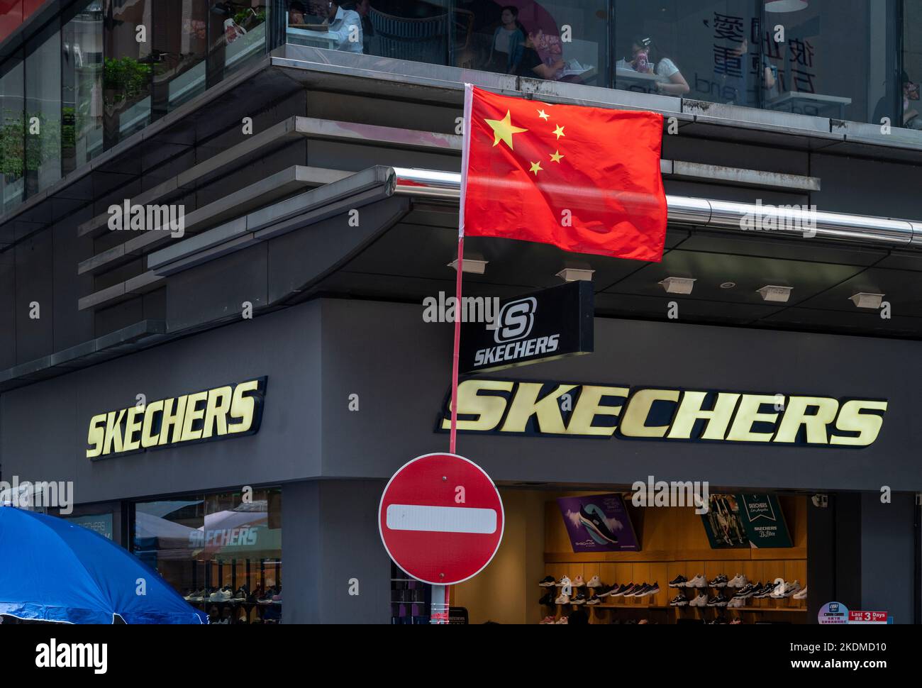 Hong Kong, Chine. 05th octobre 2022. Drapeau chinois vu à côté d'une marque américaine de chaussures de style de vie et de performance Skechers magasin à Hong Kong. (Photo par Sebastian ng/SOPA Images/Sipa USA) crédit: SIPA USA/Alay Live News Banque D'Images