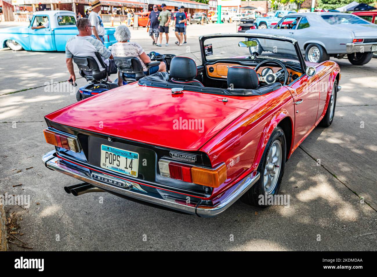 Des Moines, IA - 01 juillet 2022 : vue en angle arrière à haute perspective d'un cabriolet 1970 Triumph TR6 lors d'un salon automobile local. Banque D'Images