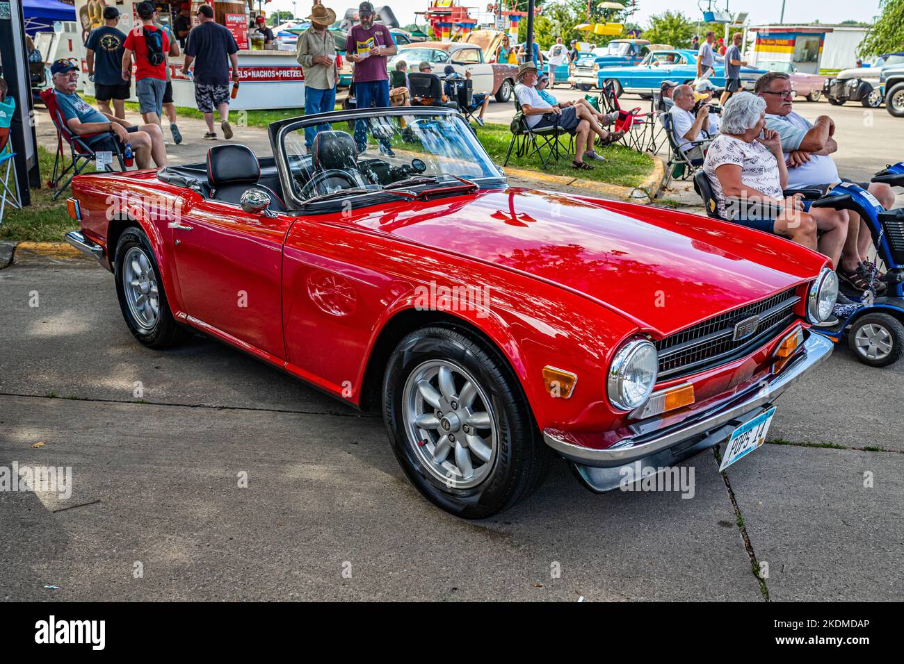 Des Moines, IA - 01 juillet 2022 : vue panoramique d'un cabriolet 1970 Triumph TR6 lors d'un salon automobile local. Banque D'Images