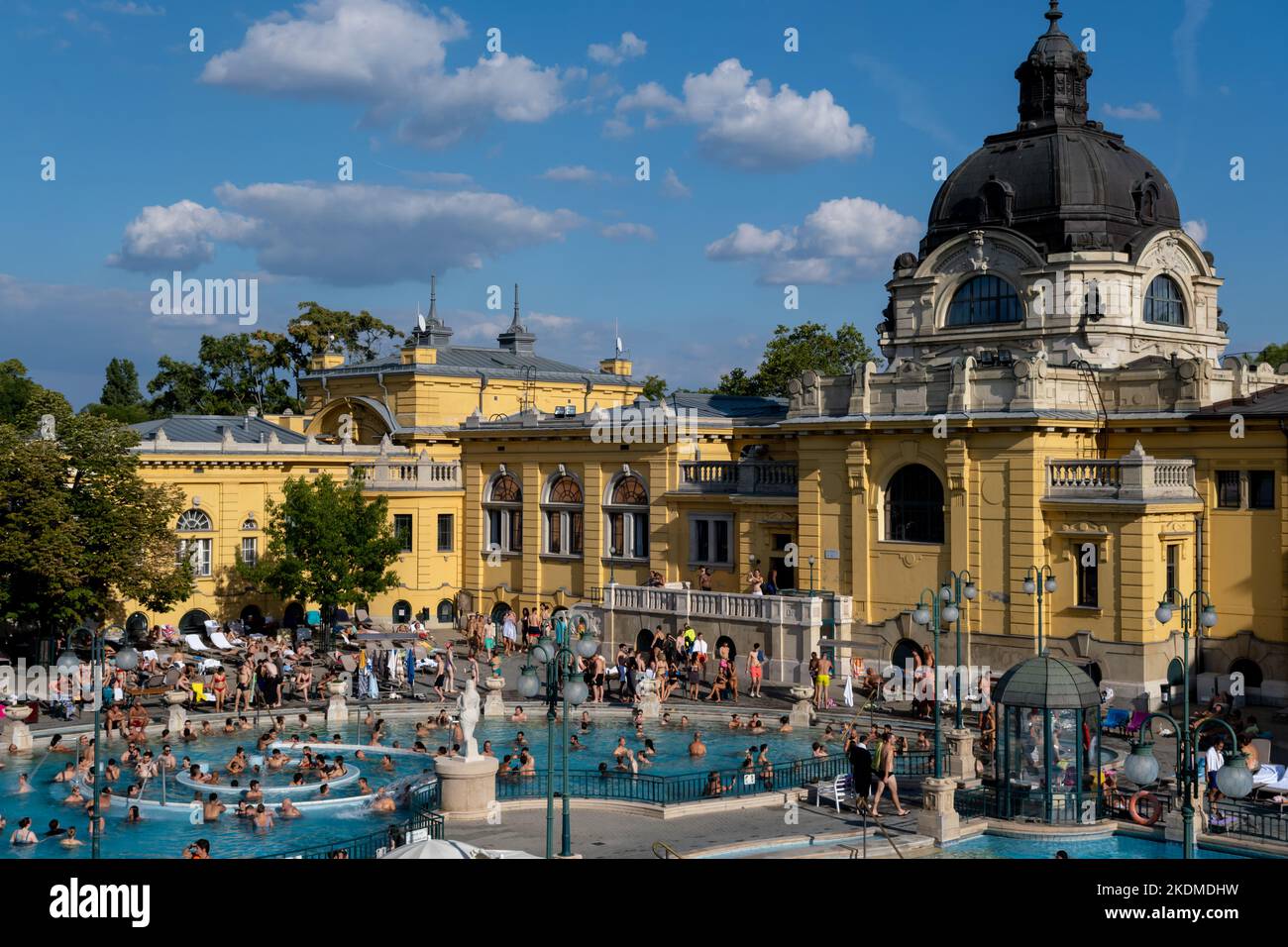 Budapest, Hongrie - 3 septembre 2022 : cour des thermes de Szechenyi, un complexe thermal hongrois Banque D'Images