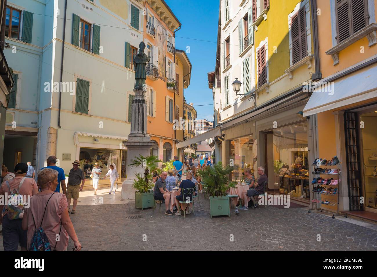 Salo Italie, vue en été d'un café terrasse dans la via San Carlo dans le centre de la ville pittoresque du lac de Garde de Salo, Lombardie, Italie Banque D'Images