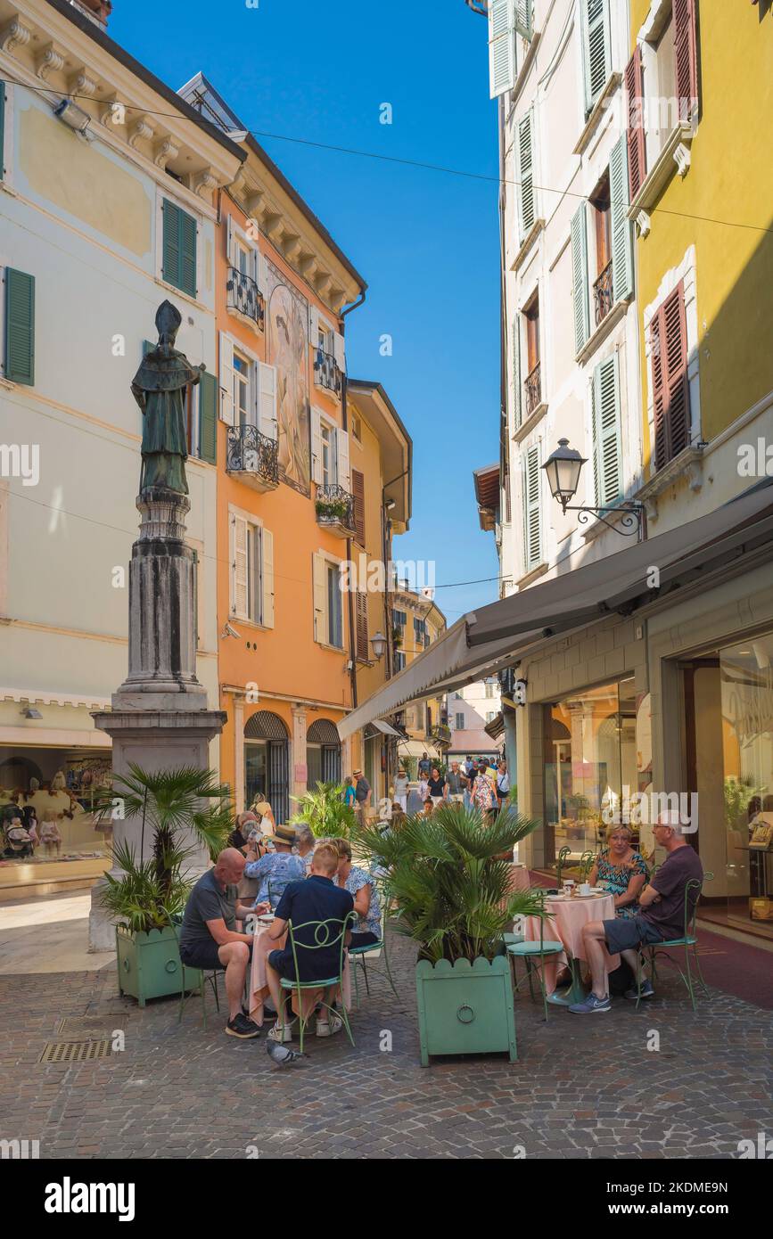 Salo Italie, vue en été des personnes assis dans un café terrasse dans la via San Carlo dans le centre de la ville pittoresque du lac de Garde de Salo, Lombardie, Italie Banque D'Images