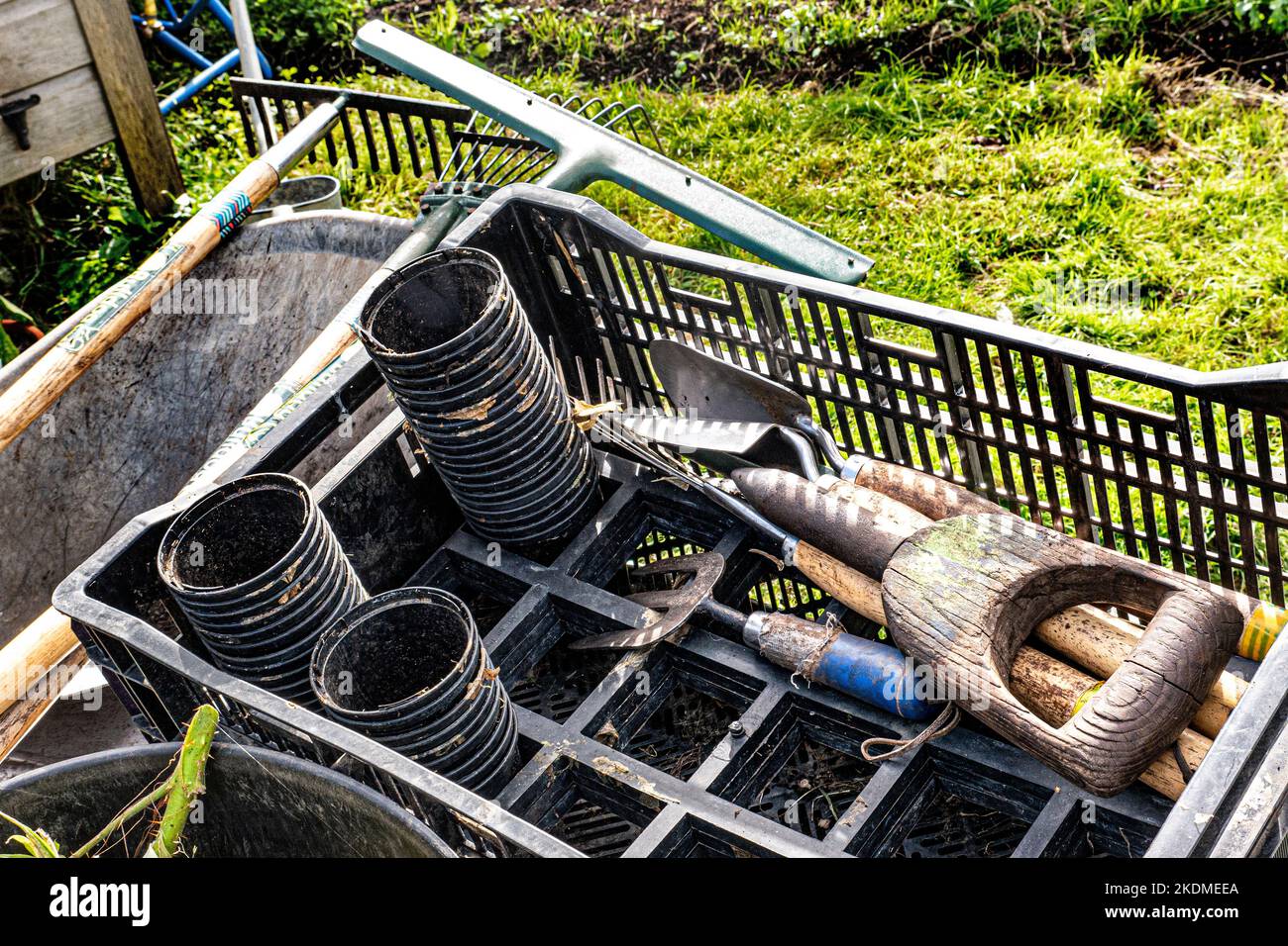 Outils et outils de jardinage, y compris râteaux, pots, fourchettes, etc. Dans le jardin. Outils de jardinage de loisirs d'horticulture. Surrey allotissement Garden.UK Banque D'Images