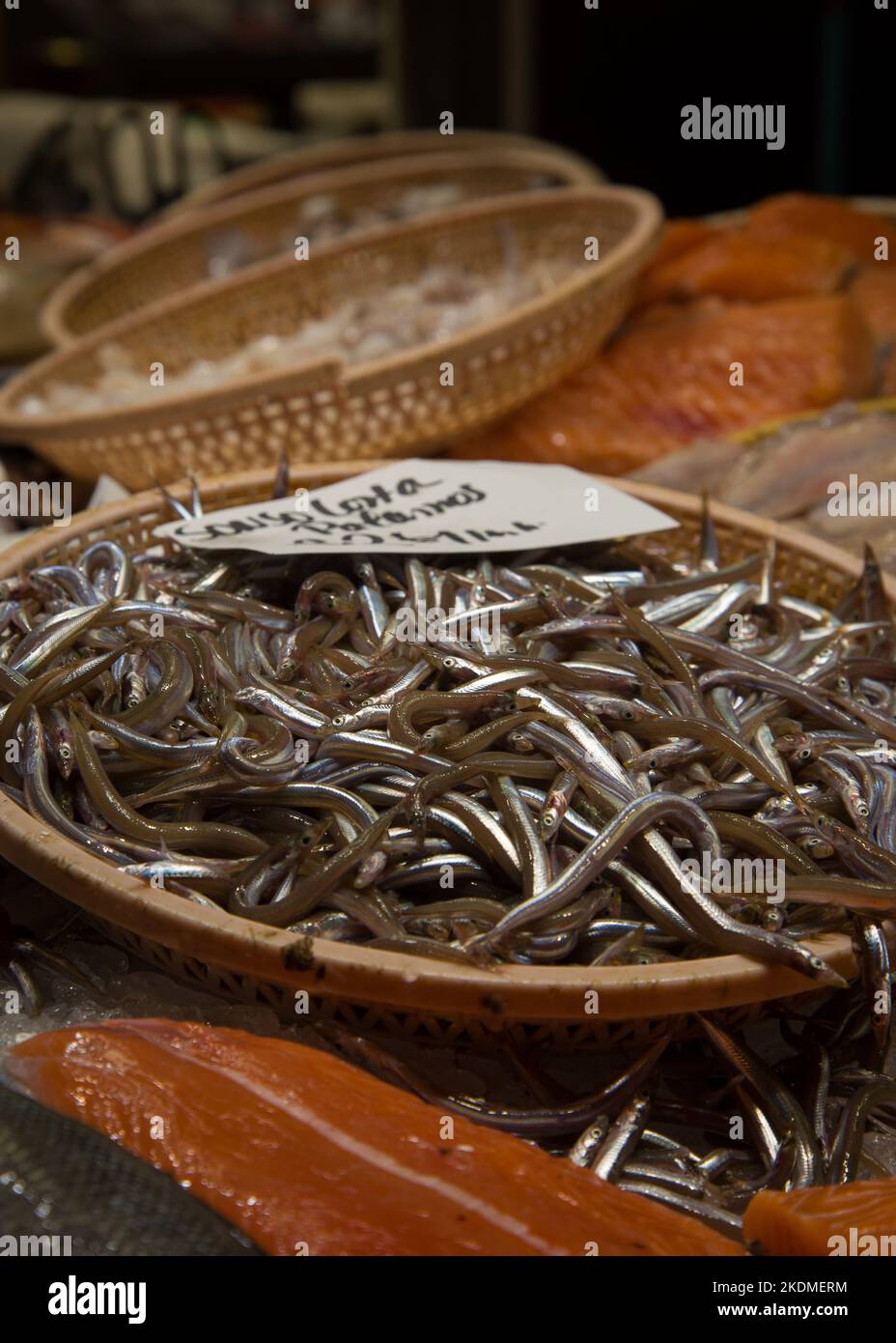 Poisson à vendre au célèbre Mercat del Lleo qui est le célèbre marché intérieur de Gérone Banque D'Images