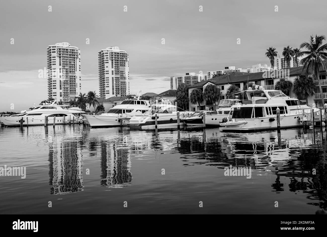 Aventura, Miami, Floride, États-Unis - 6 novembre 2022: Aventura Paysage en noir et blanc de la voie navigable avec des gratte-ciel, canal d'eau, bateaux et ciel Banque D'Images