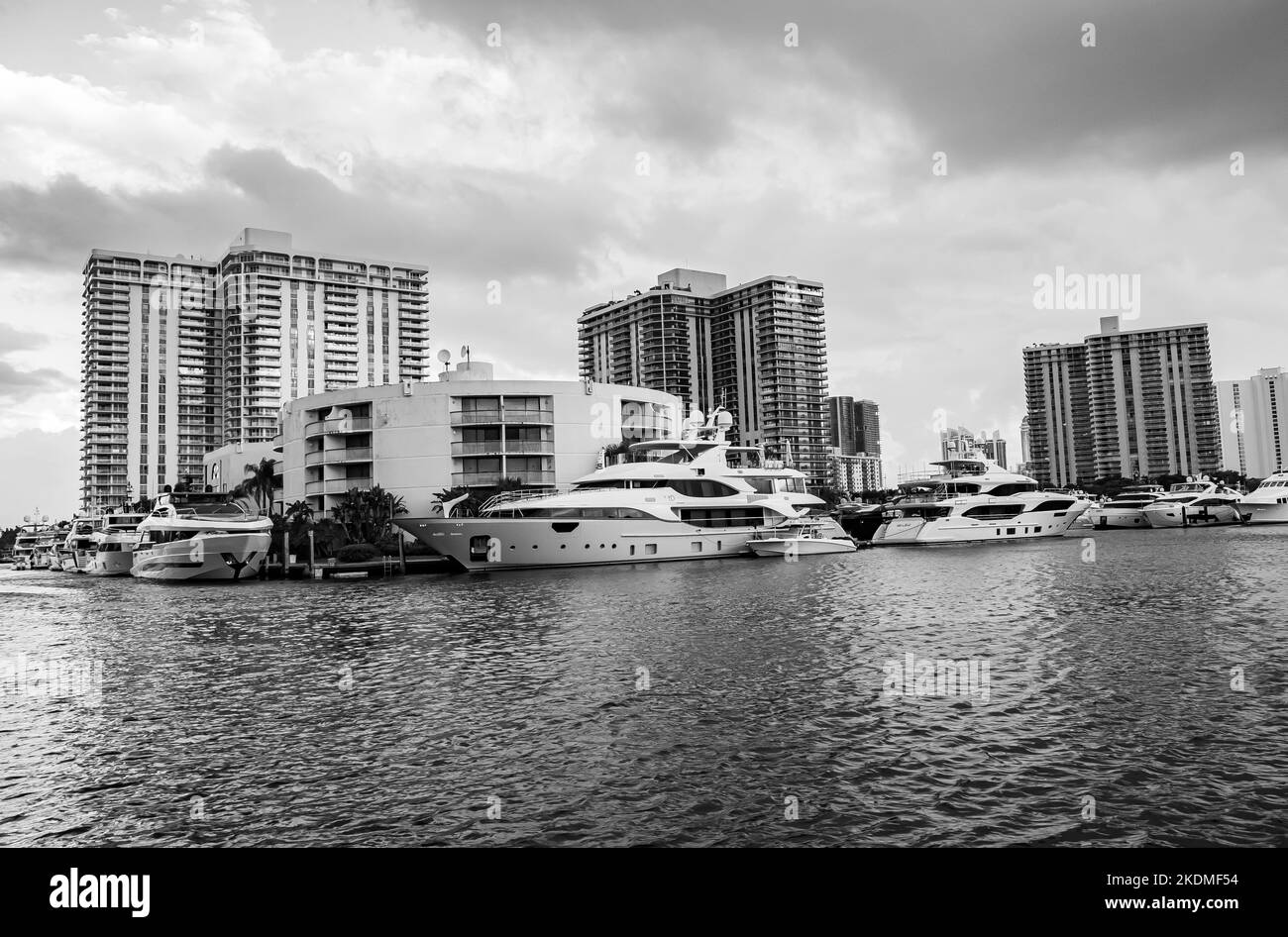 Aventura, Miami, Floride, États-Unis - 6 novembre 2022: Aventura Paysage en noir et blanc de la voie navigable avec des gratte-ciel, canal d'eau, bateaux et ciel Banque D'Images