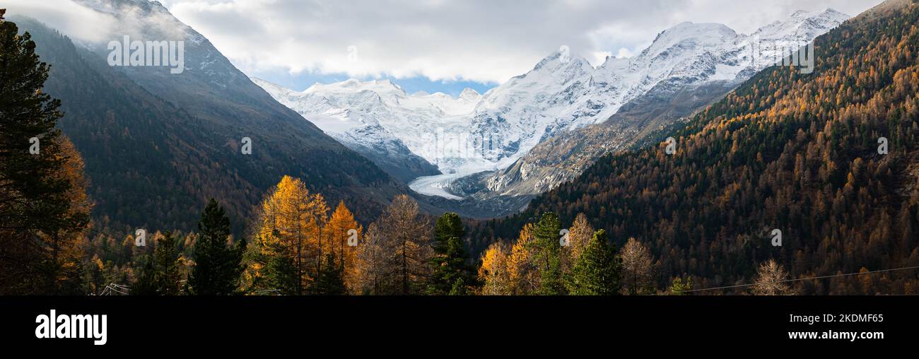 Vue panoramique sur la vallée du Morteratsch et le glacier en Suisse en automne Banque D'Images