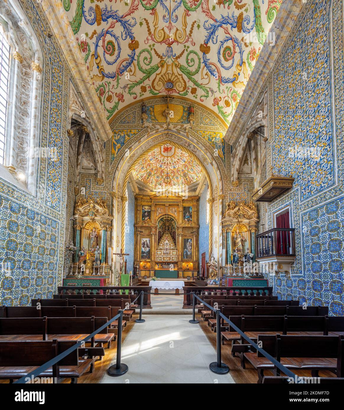 Autel et allée de la chapelle Saint Michaels (Capela de Sao Miguel) à l'Université de Coimbra Cour - Coimbra, Portugal Banque D'Images