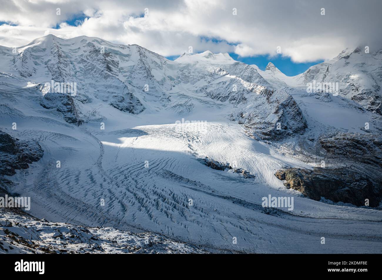 Vue spectaculaire sur le glacier Morteratsch en Suisse depuis le refuge Diavolezza à une altitude de 2972 mètres. Banque D'Images