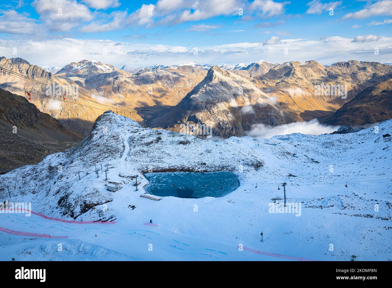 Petit lac turquoise entouré de neige fraîche près du refuge Diavolezza dans la chaîne de montagnes Bernina, Suisse. Banque D'Images