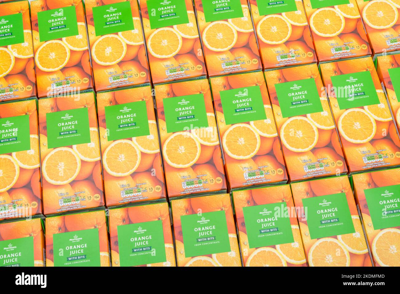Cartons de jus d'orange de Morrison et étiquetage : indication de la teneur en sucre/glucides. Pour les emballages alimentaires, les étiquettes alimentaires. Apport en vitamine C, 1 de 5 Banque D'Images