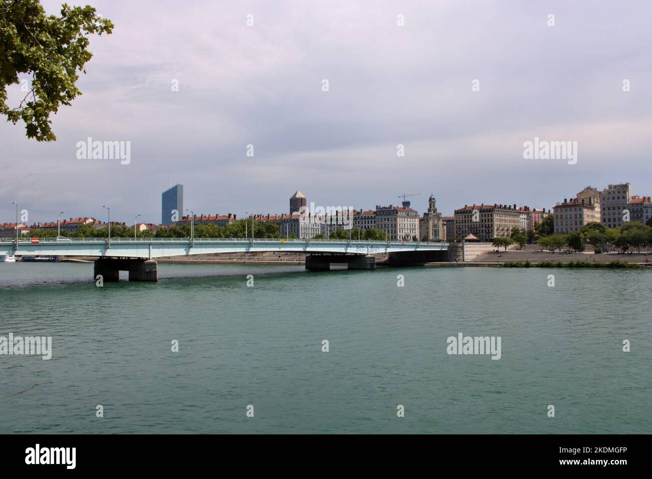 Vue sur le Rhône et le Pont de la Guillotière construit dans les années 1960, situé à Lyon. Banque D'Images