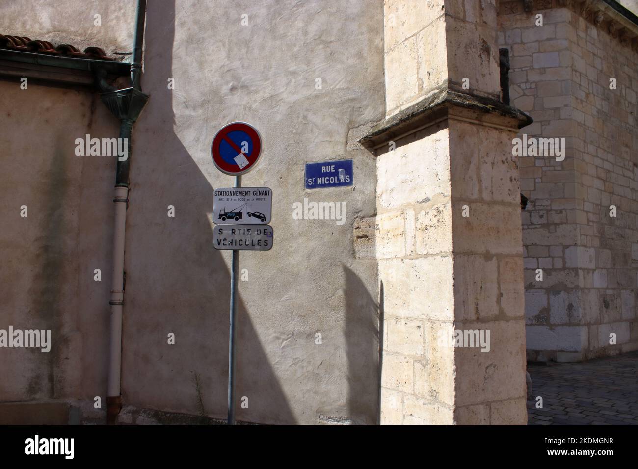 Panneau contre un ancien mur en pierre représentant la rue St Nicolas située dans la vieille ville de Lyon en France. Banque D'Images