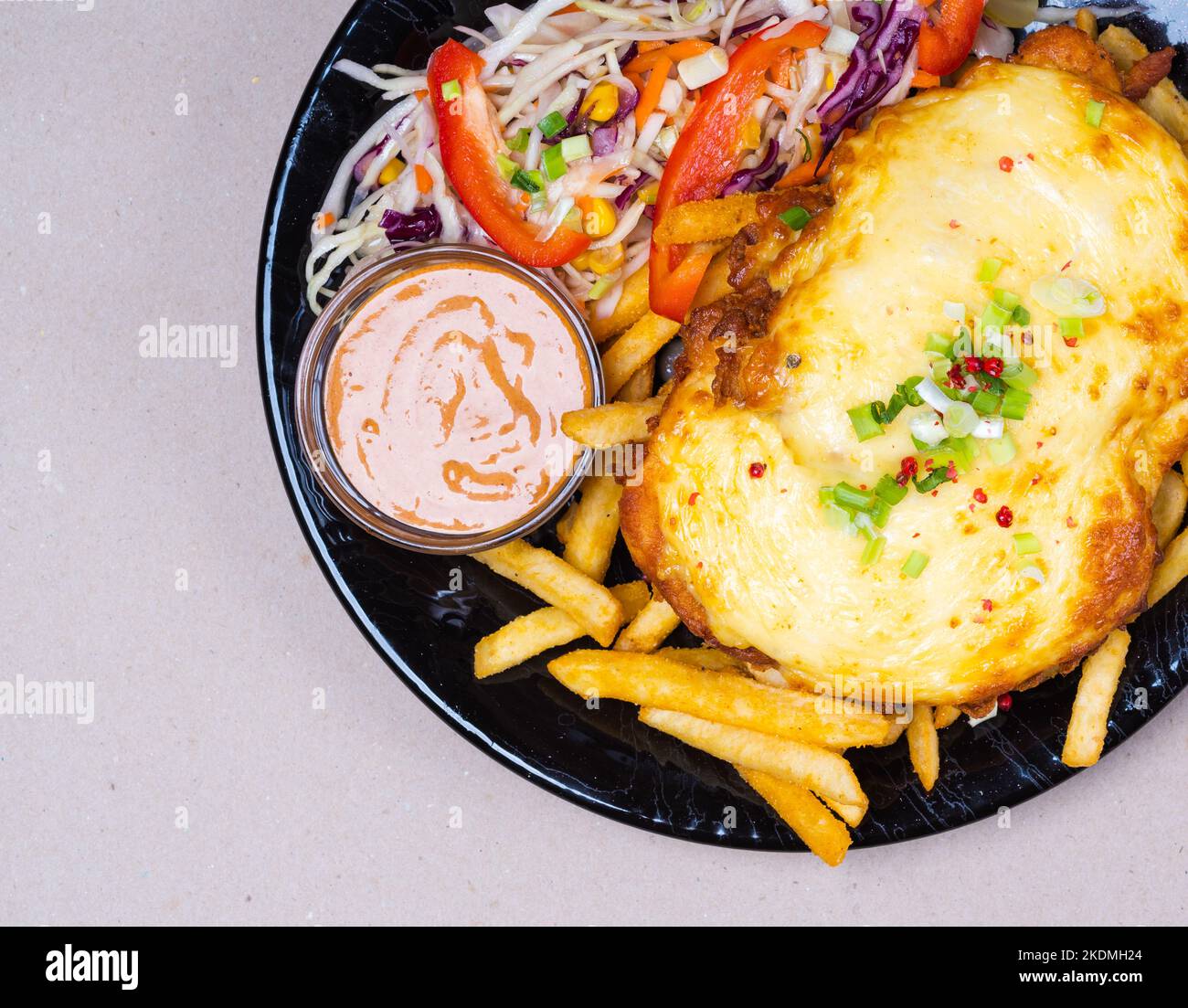 Frites, hacher la viande au fromage, coleslaw. Nourriture savoureuse. Plaque noire Banque D'Images